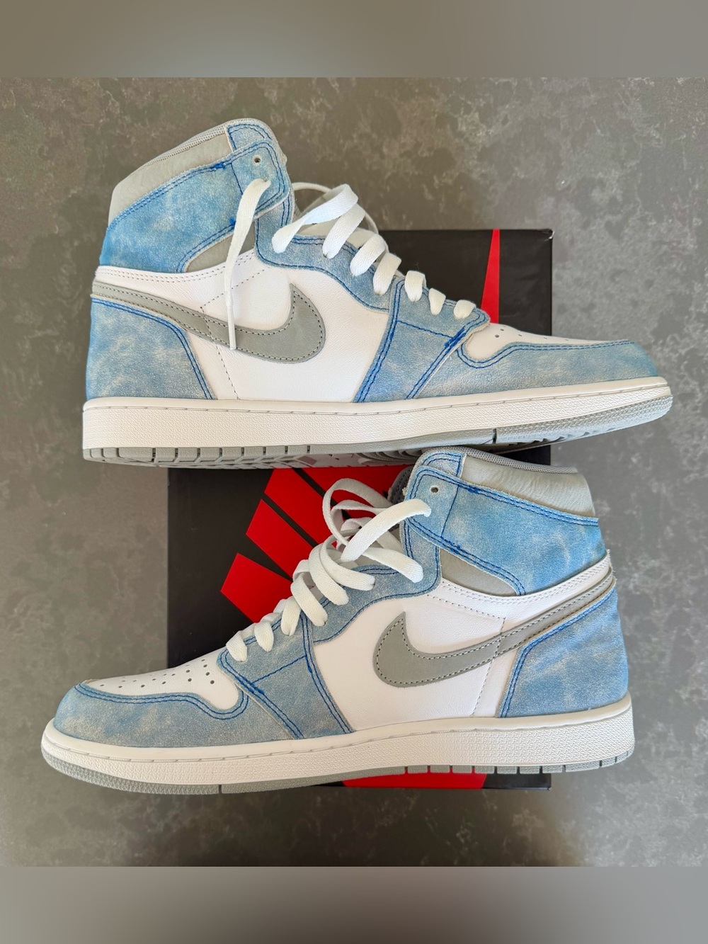 Jordan 1 high OG “hyper royal”.